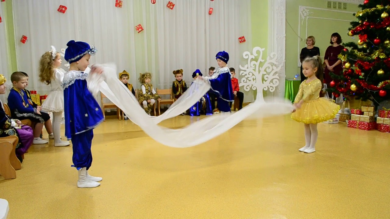 Красивый танец с полотнами Новогодний утренник