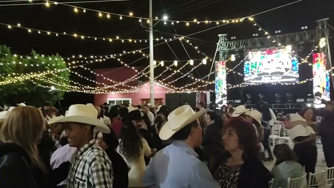 Luisito en Axutla puebla el 02 entro del 2024 en Boda de Melitón cruz y Jazmín Duarte felicidades.
