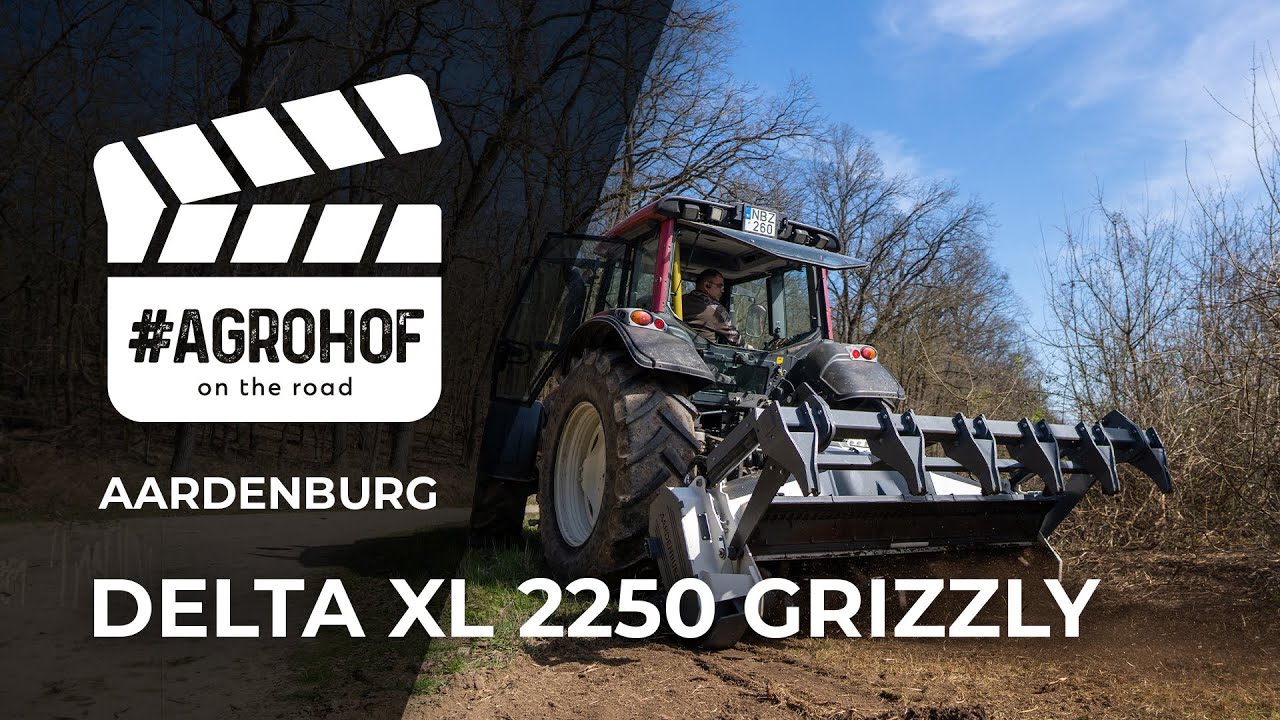 Valtra T133 traktor munka közben egy Aardenburg Delta XL Grizzly 2250 erdészeti fixfogas szárzúzóval