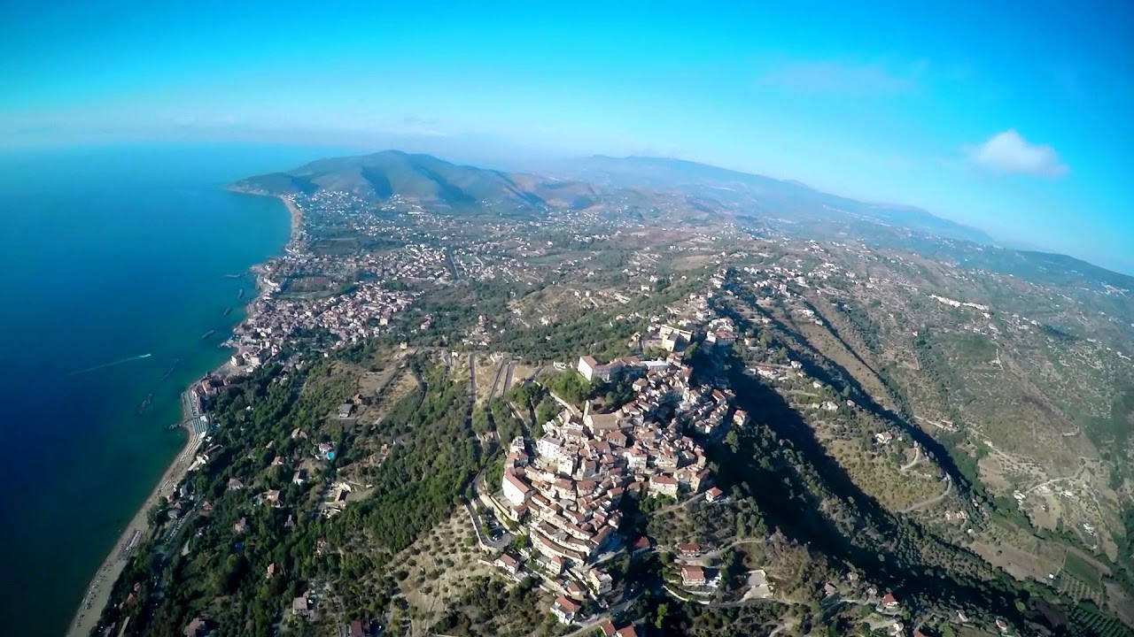 Terra e mare di Castellabate lungo e largo dall'alto (versione più breve)