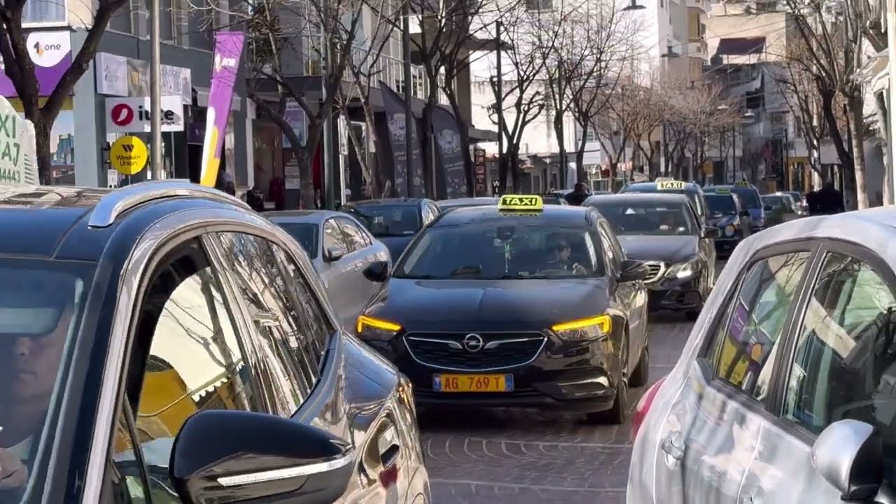 Shoferët e taksive protestojnë përsëri përpara Bashkisë Sarandë