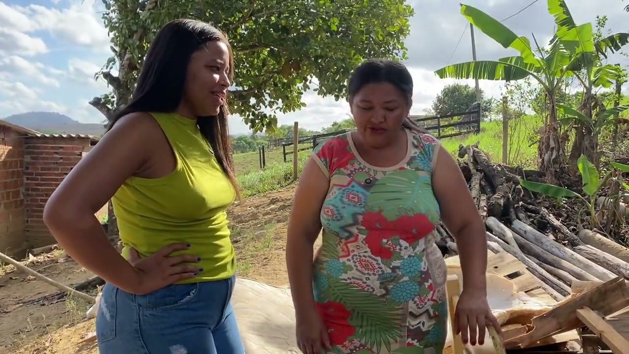 Mulher Vai viajar e vende móveis velho pro seu vizinho e acabou levando uma pisa😱