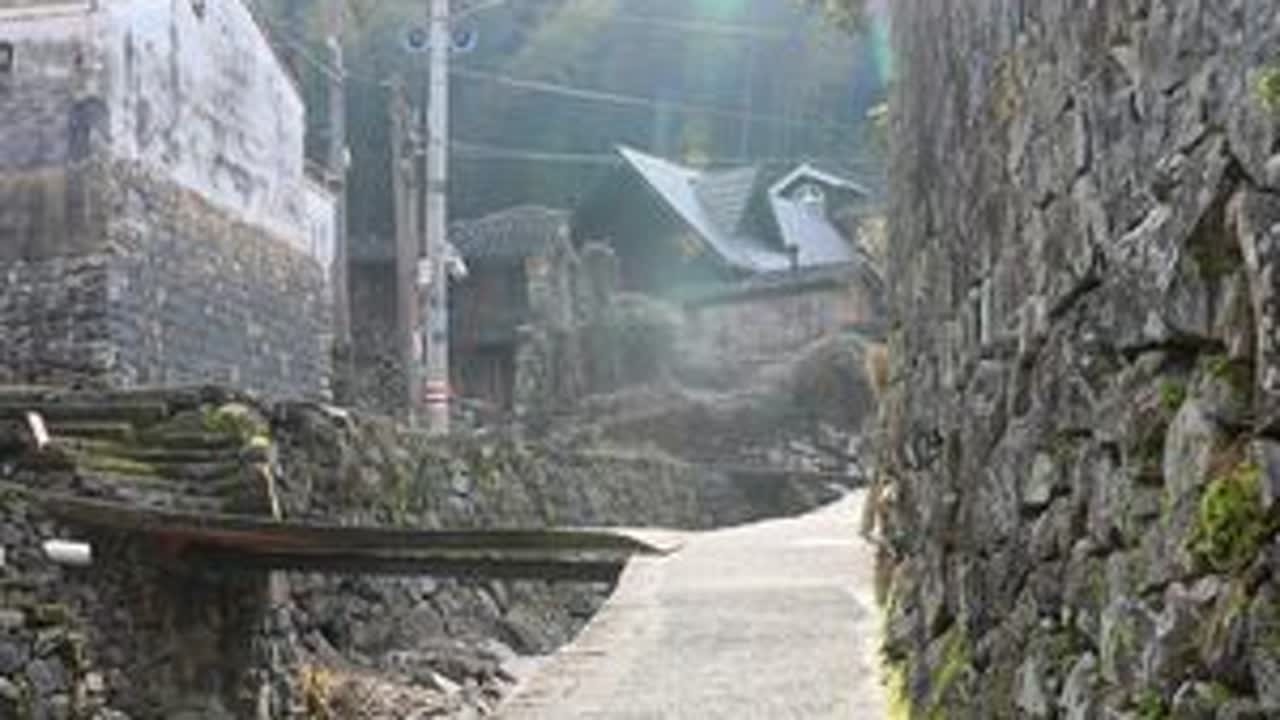中国传统村落冠佩村 浙江省宁波市余姚市梨洲街道金冠村，2001年由金岙、里冠佩和外冠佩三个自然村合并而成，地处两山夹峙的山谷中，村居沿冠佩溪呈带状分布，村庄规模庞大，历史悠久，古朴幽静，宛如世外...