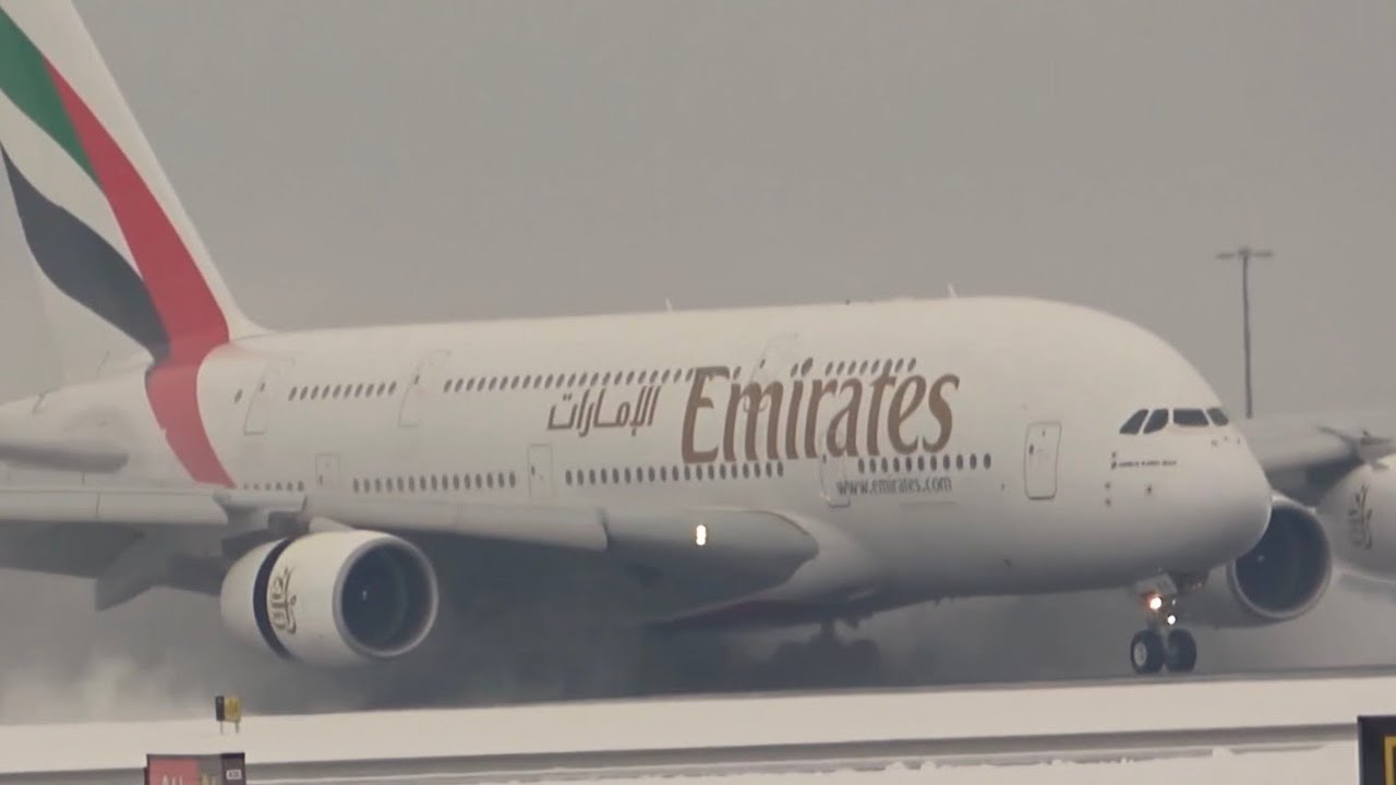Emirates A390 with The most dramatic reverse thrust !! 