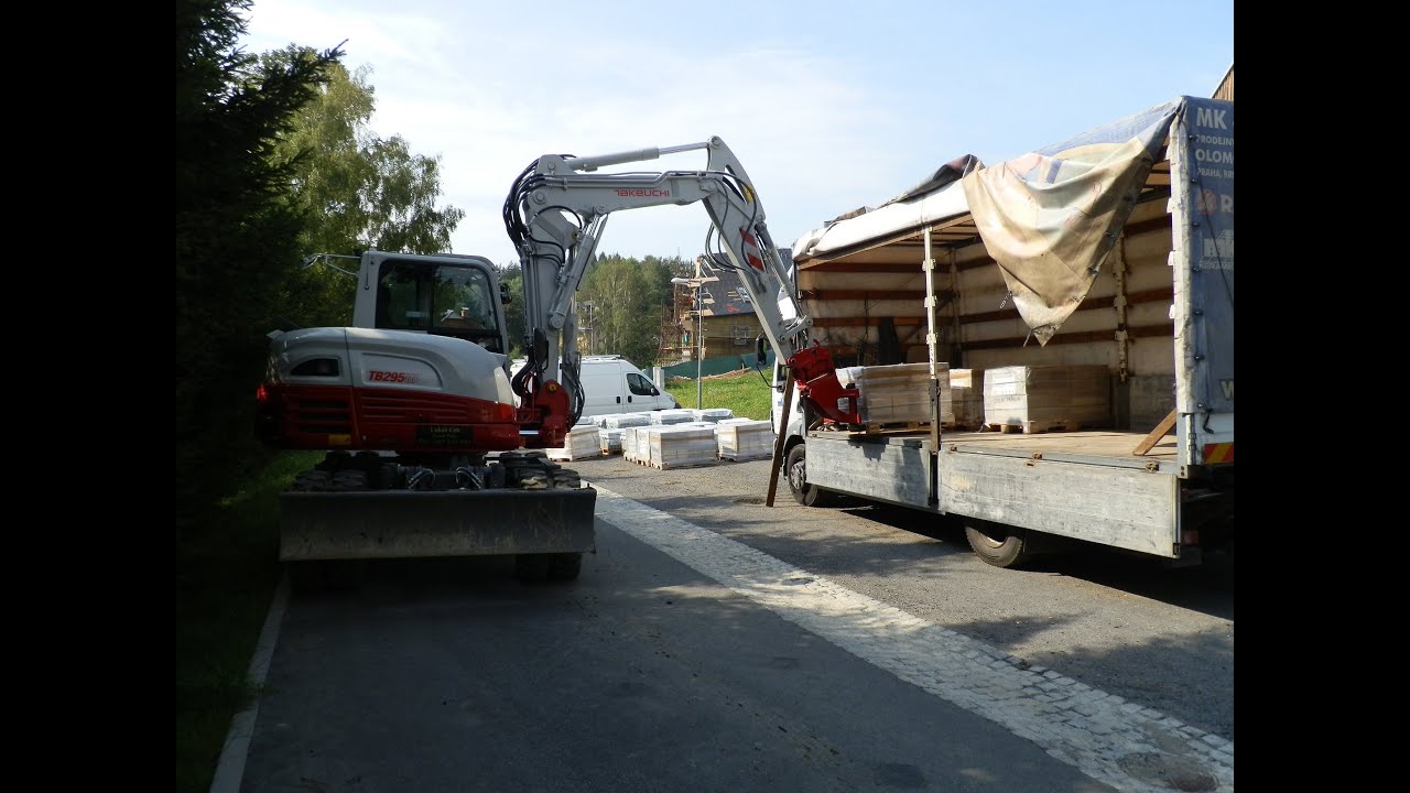 Skládání palet s keramikou - Takeuchi TB 295W -pohled z kabiny- cab view