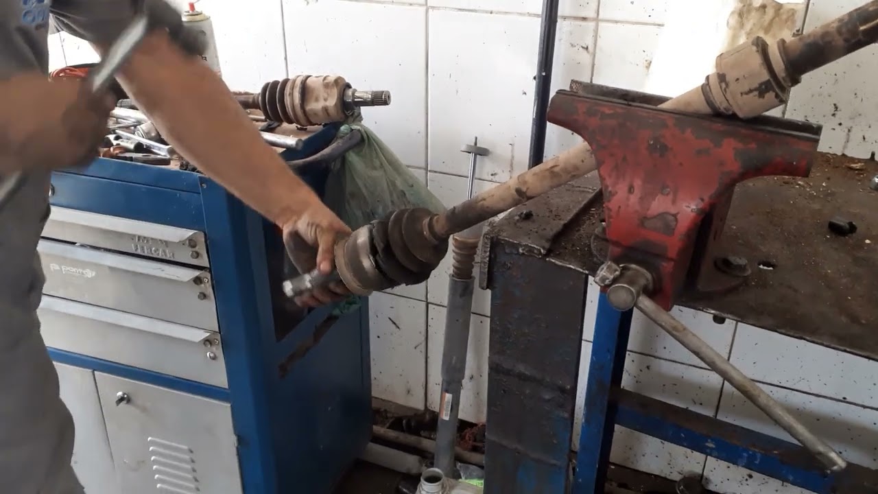 Tirando Junta homocinética do Onix