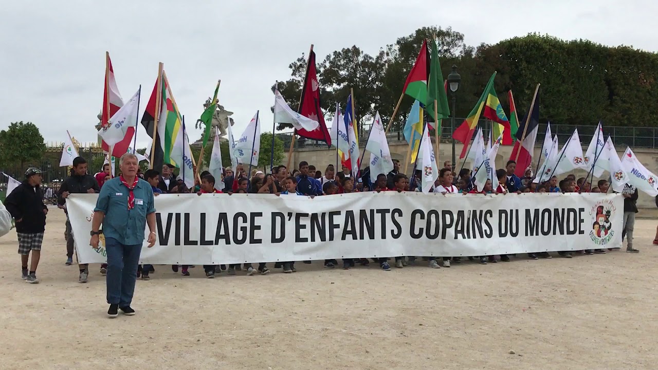 Défilé du village enfants copains du monde au jardin des tuileries (Paris)