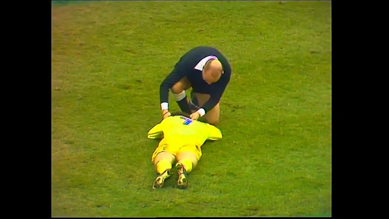 PETER LORIMER BLOODIED AFTER BEING PUNCHED IN THE NOSE - CHELSEA V LEEDS UNITED 1973/74