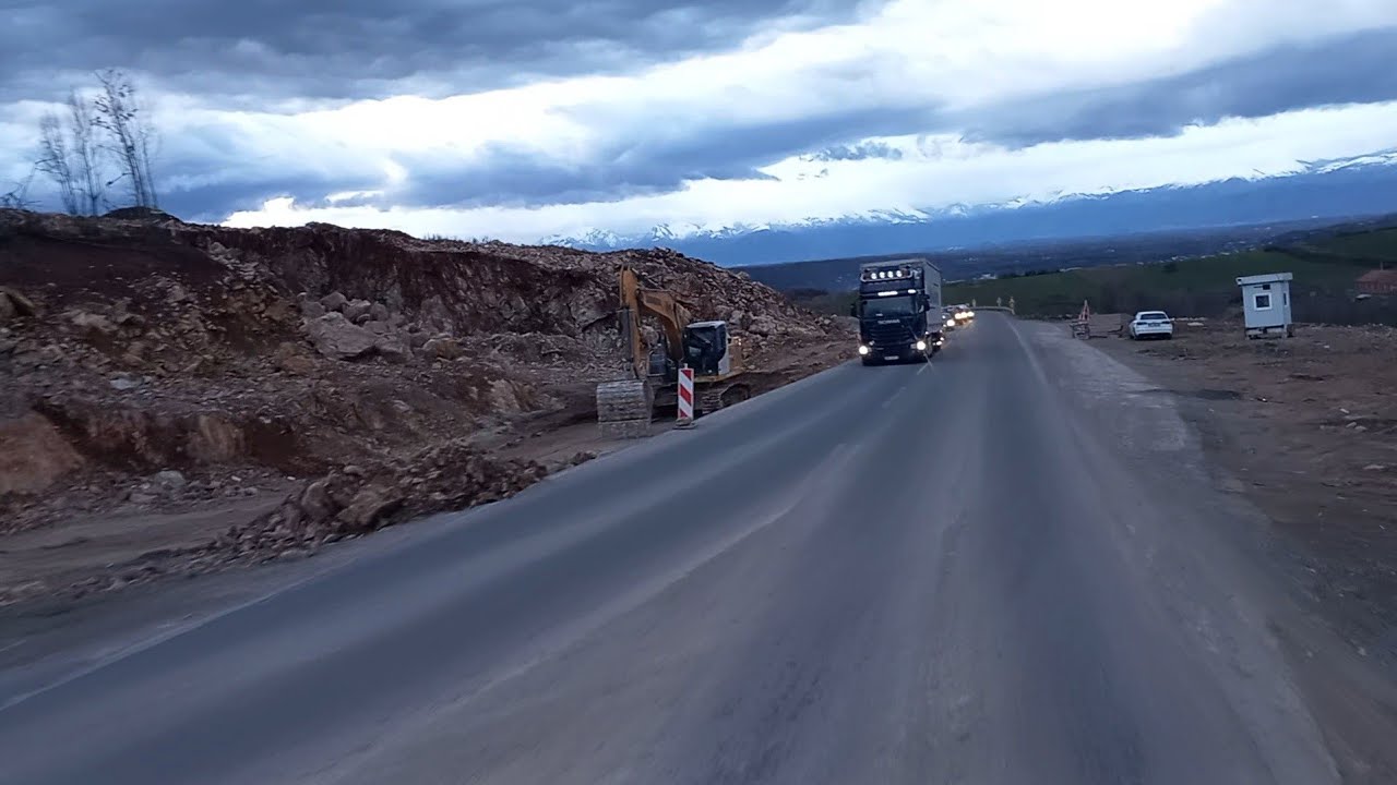 Prishtine - Peje. Vazhdon zgjerimi i rruges ne segmentin Dollc-Zajm