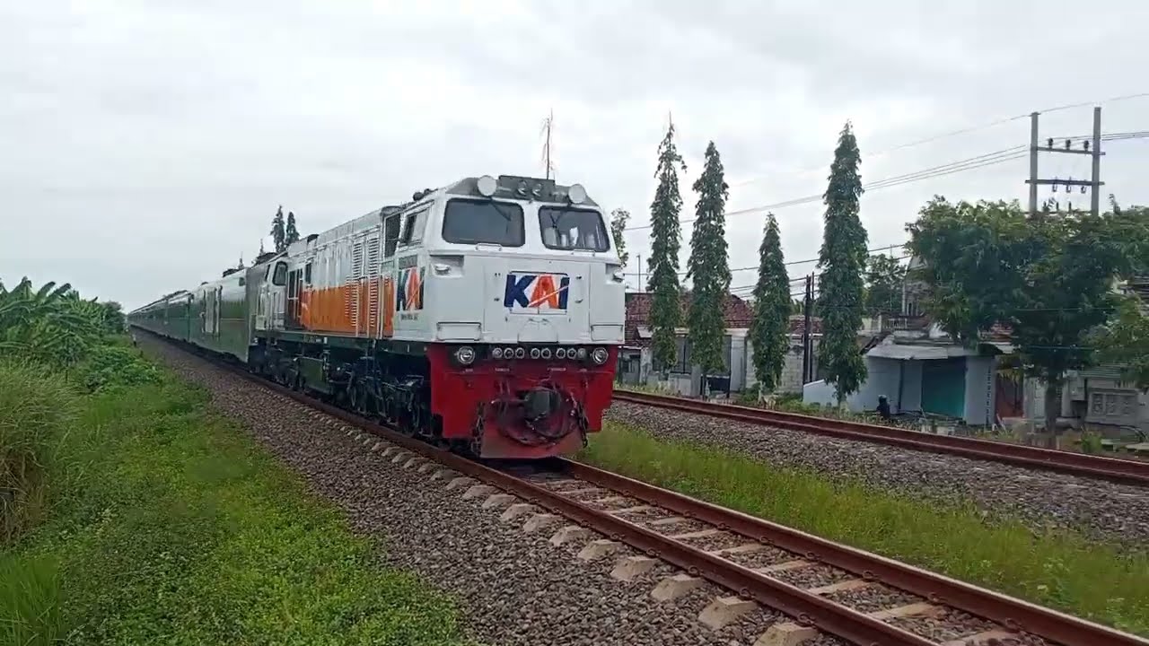 Hunting Kereta Api Menjelang Libur Akhir Natal Dan Tahun Baru 