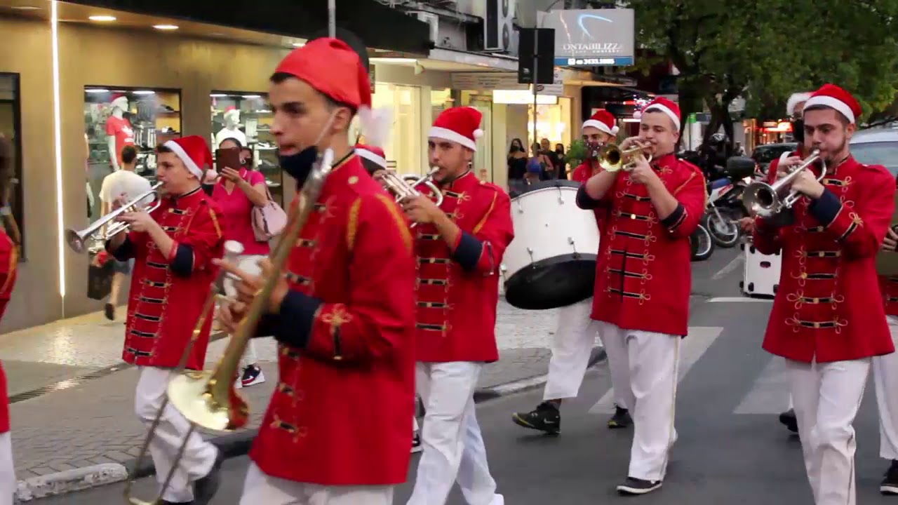 Banda Marcial da Satc anima noite natalina no Centro de Criciúma