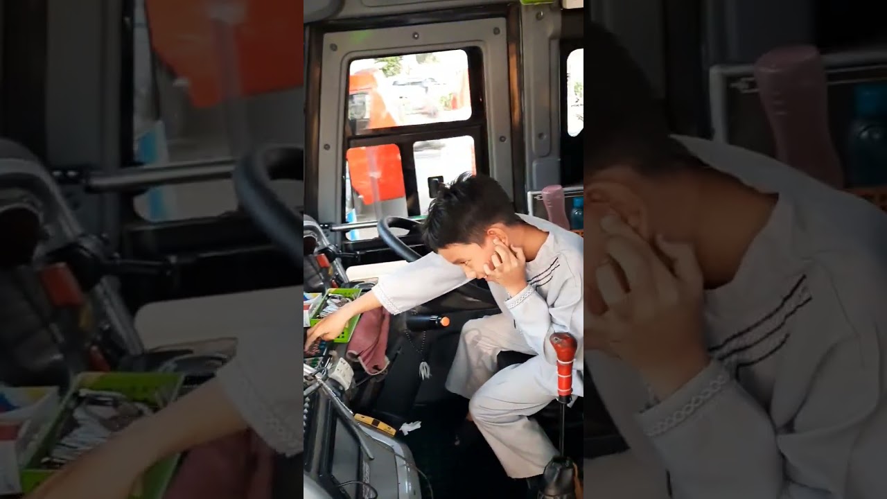 Diizinin pencet tombol telolet basuri sama pak Bero. Bis PO HARYANTO "Paradise"