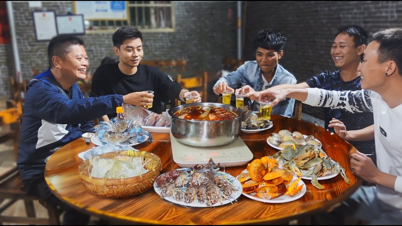 老弟請客吃大餐，隨便買了壹大桌子海鮮，燙火鍋吃太過癮了