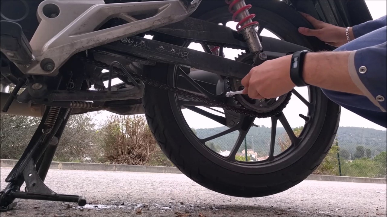 Limpieza y engrase cadena Honda CB125F de 2015 / Cleaning and lubricating Honda CB125F's chain