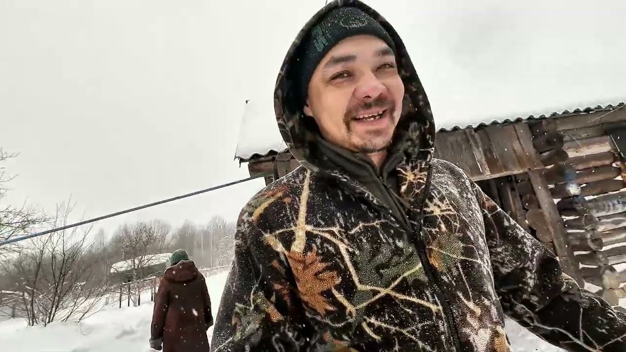 ДЕРЕВНЮ ЗАМЕТАЕТ. СНЕГ НЕ ПРЕКРАЩАЕТСЯ, СУГРОБЫ МЕТР ВЫСОТОЙ.