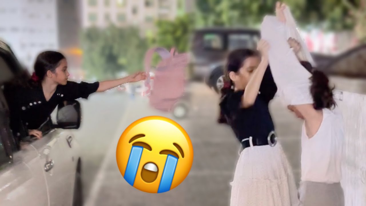 طفلة غنيه منعت طفلة فقيرة ان ترتدي ملابسها القديمه والسبب ابكى العالم لن تصدق لماذا ؟؟