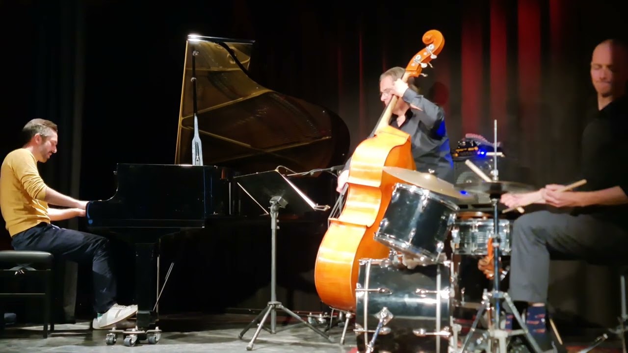 Christian Pabst Trio (feat. Andr&eacute; Nendza & Erik Kooger) - 24-7 (live)