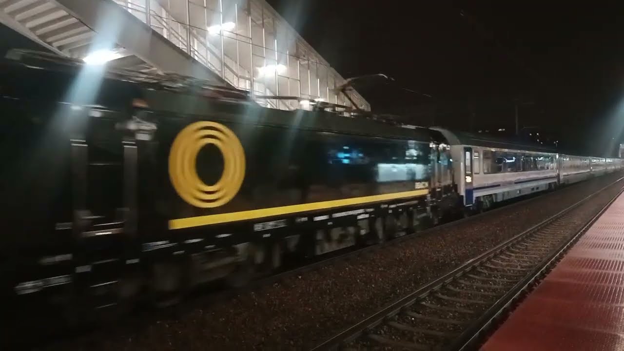 EU160-044 z IC PODLASIAK oraz X4E-794 z EIC BWE na stacji Warszawa Gd. 11.11.2025