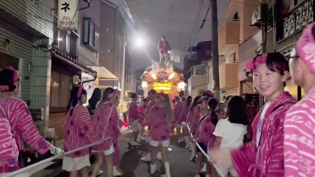 【 夏祭り 終盤 曳き手が盛り上がってひとつに😋  若者は声出して村の人に賑やかし見せて楽しんで貰わんとな🤗 】生野区 岡 だんじり祭り 地車祭