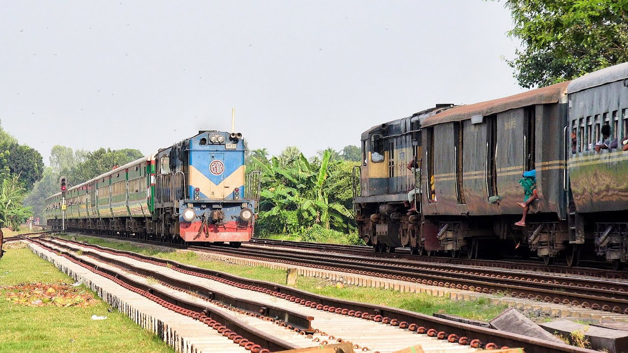 Single Line Crossing- Ekota Express Train passing through Muladuli Railway Station || BD Railway