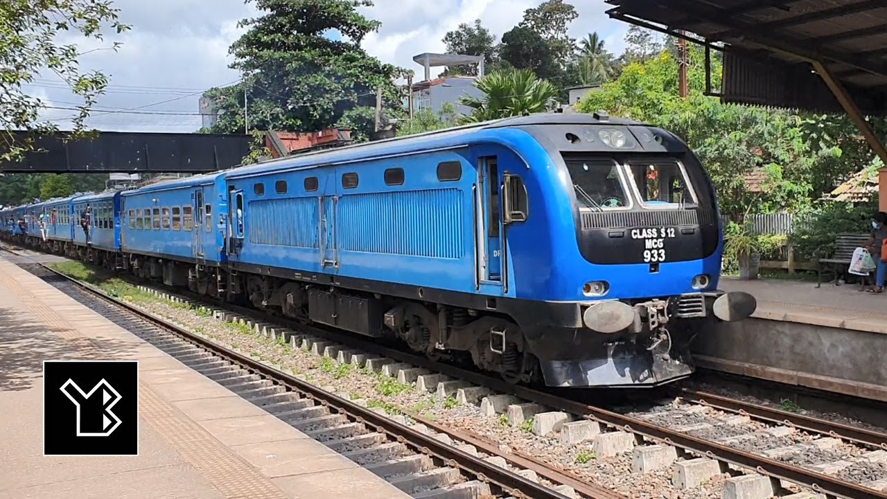 Ganemulla Railway Station - Class S12 MCG 933 at high speed - video 3