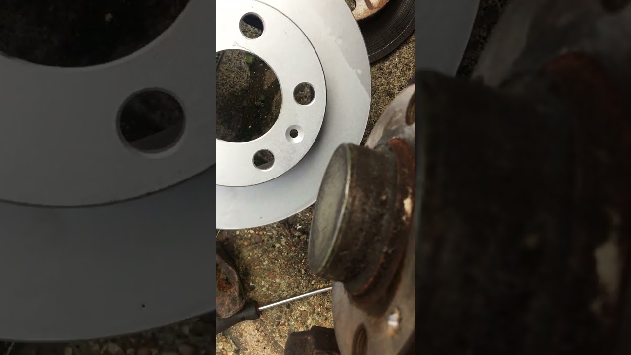 Audi A1 1.4 TFSI Rear caliper and brake disc removal