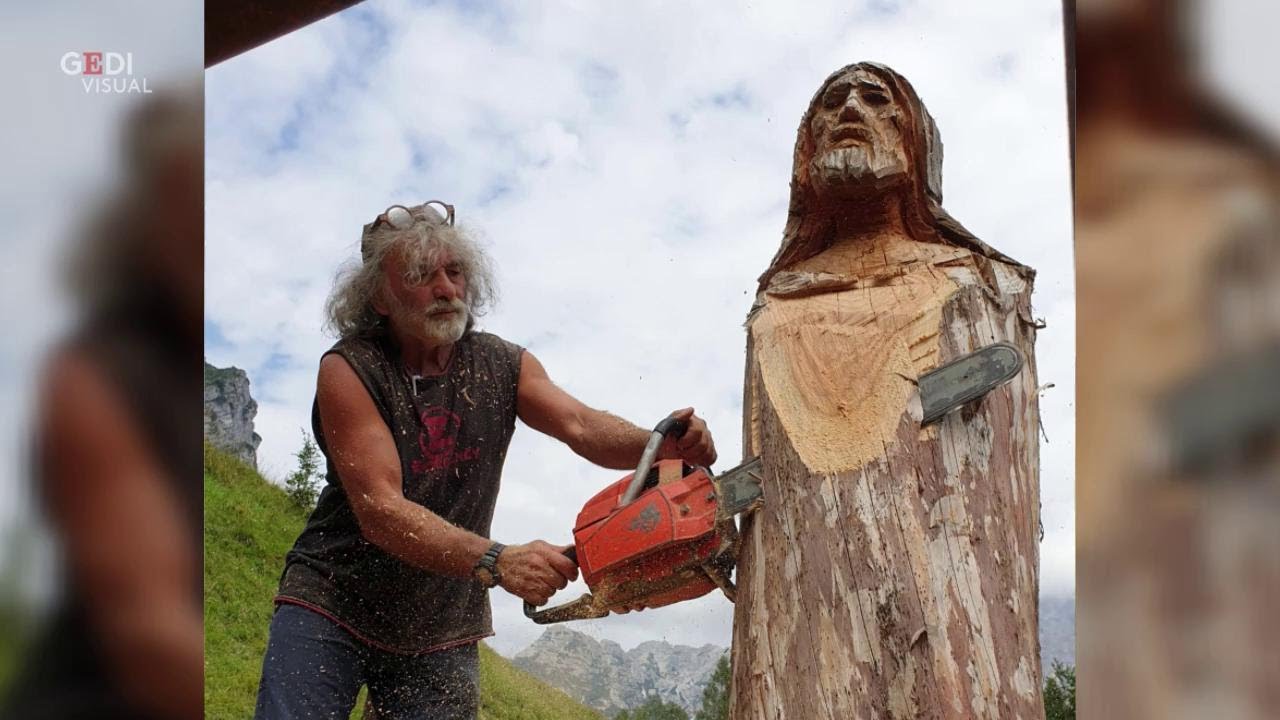 Gesù ricavato da un albero abbattuto dalla tempesta Vaia: la nuova scultura di Mauro Corona