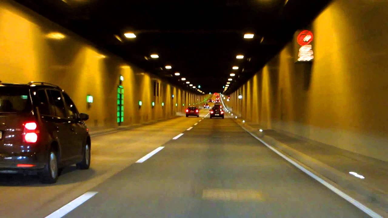 Fahrt durch den Elbtunnel Hamburg auf der A7 Richtung Norden