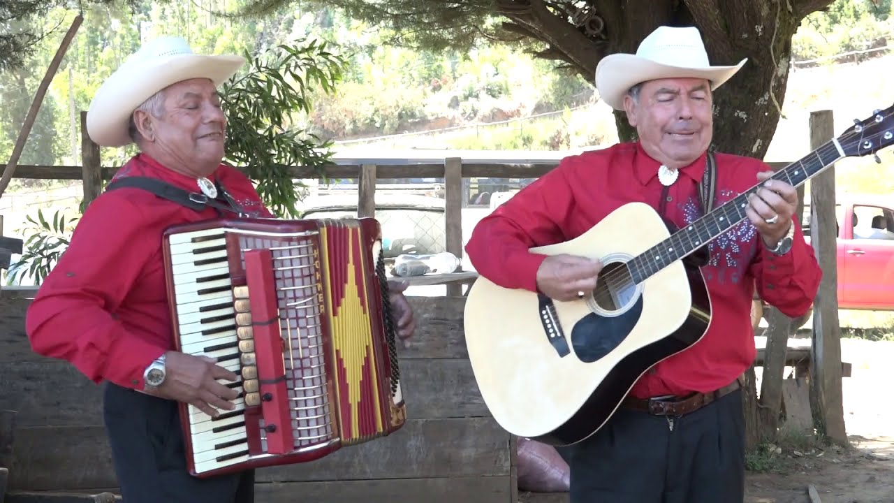 Los Rancheros del Sur - Abrazando mi Botella (Produce Cris León )