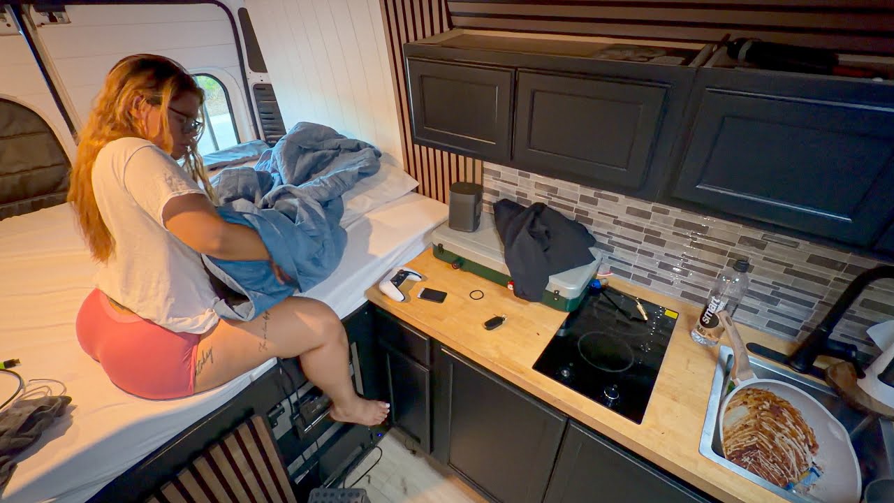 У меня ребёнок, и я живу на парковке в холодную ветреную ночь | Vanlife Stealth Camping