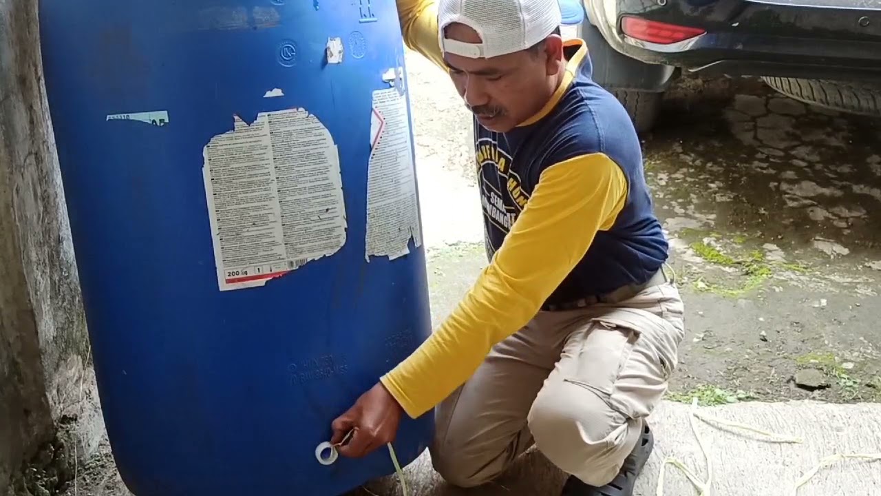 cara mudah memasukan soket drat ke dalam toren air...