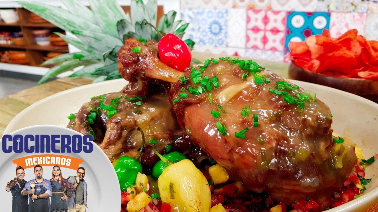 Receta: Chamorro de cerdo doradito con ensalada de piña picosita | Cocineros Mexicanos