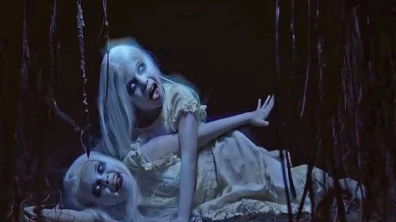 Demon Hidden inside A Cursed Mirror Sucks Kid's Wandering Soul |KUNTILANAK MOVIE EXPLAINED