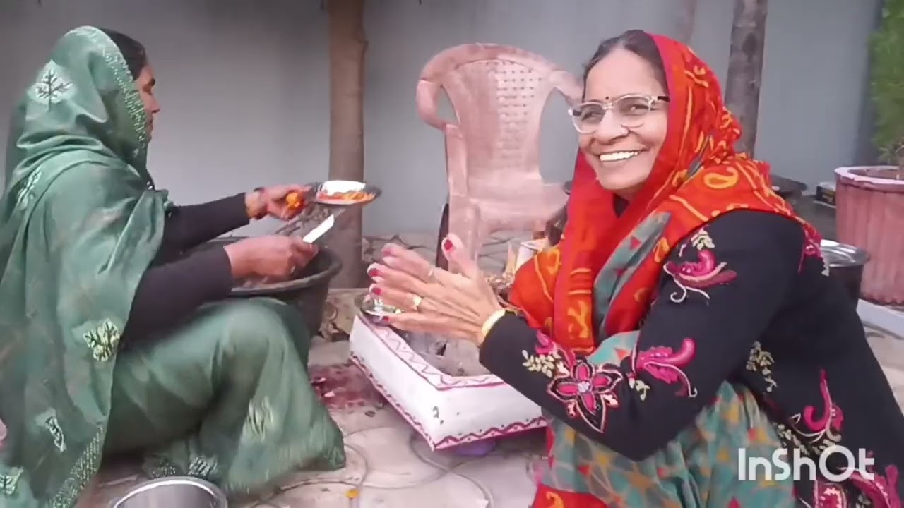 राजस्थानी दाल बाटी चूल्हे पर बनाई है 