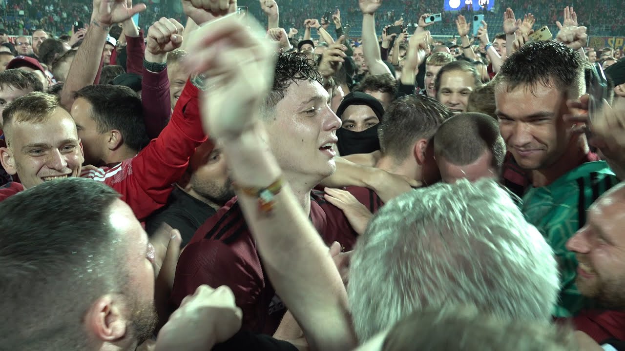 První vteřiny titulu! Fanoušci Sparty vtrhli na hřiště, Krejčí se nemohl vymanit z davu