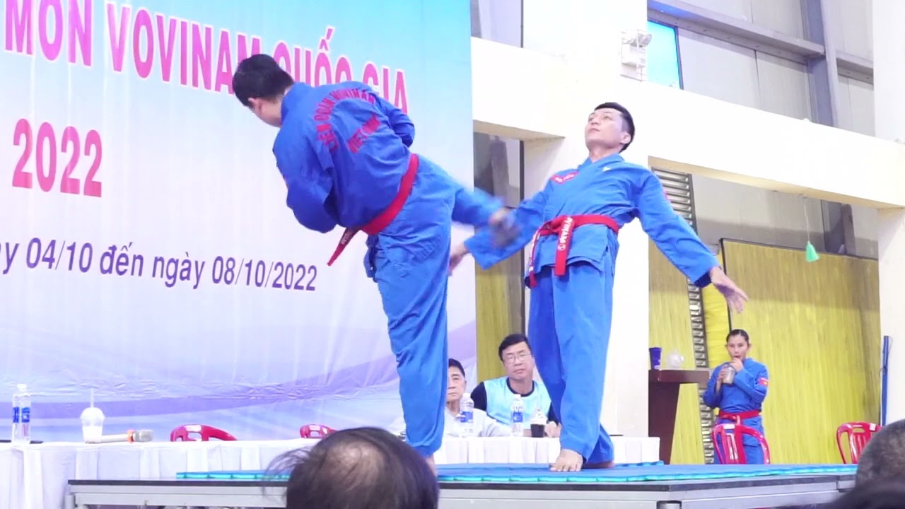 Khóa gỡ + phản đòn chân trình độ lam đai I