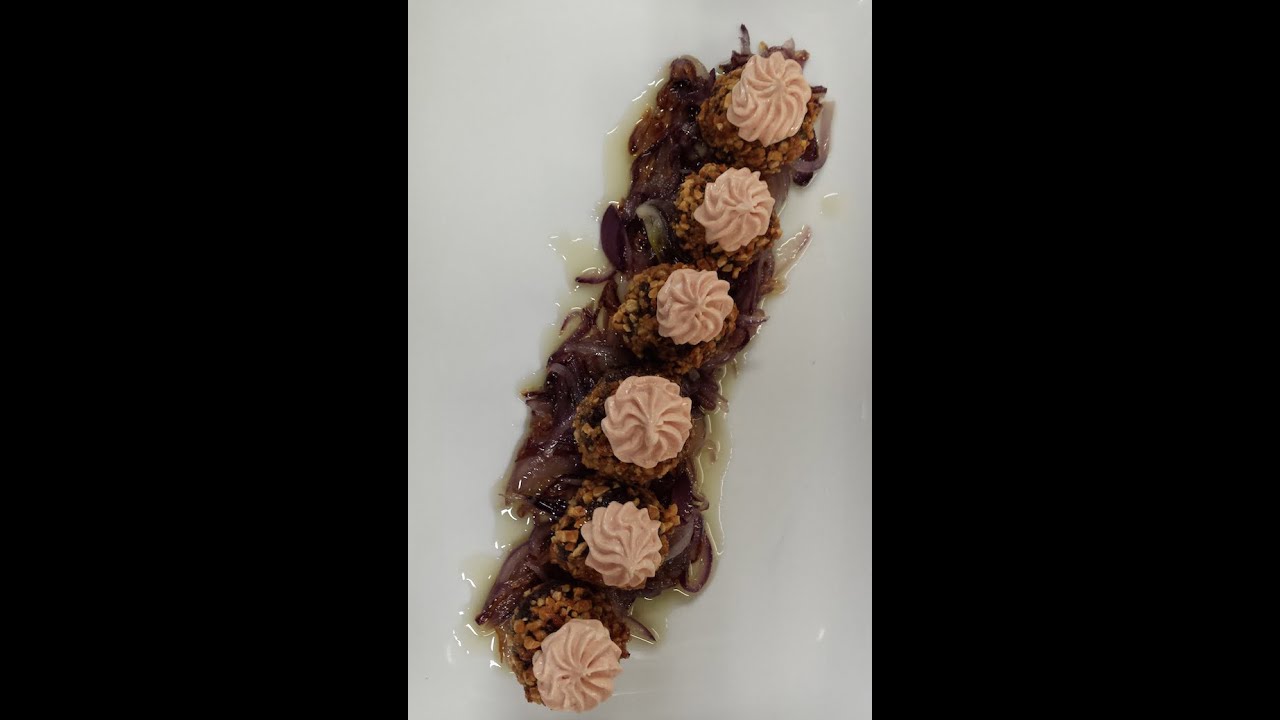 VITORIANEANDO Sidrería Mendiola, Bolitas de morcilla sobre cebolla y crema de queso y mermelada de t