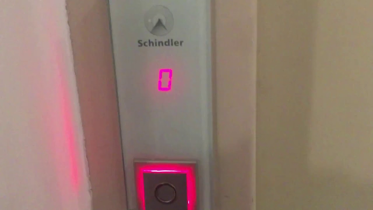 Elevador schindler saindo na casa da Valéria no térreo