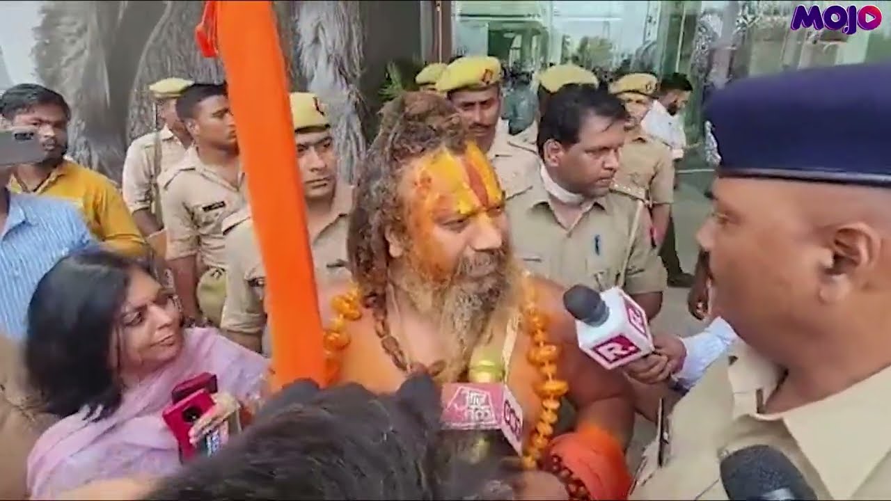 UP । “भारत में रहकर भगवा का अपमान” | Lulu Mall के बाहर साधु और Police के बीच नोकझोक़ का Video Viral