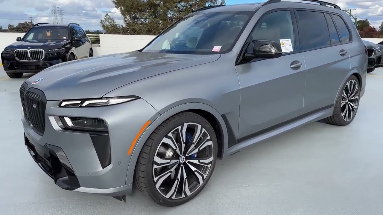 Tour the 2023 X7 M60i in Frozen Pure Grey | 4K