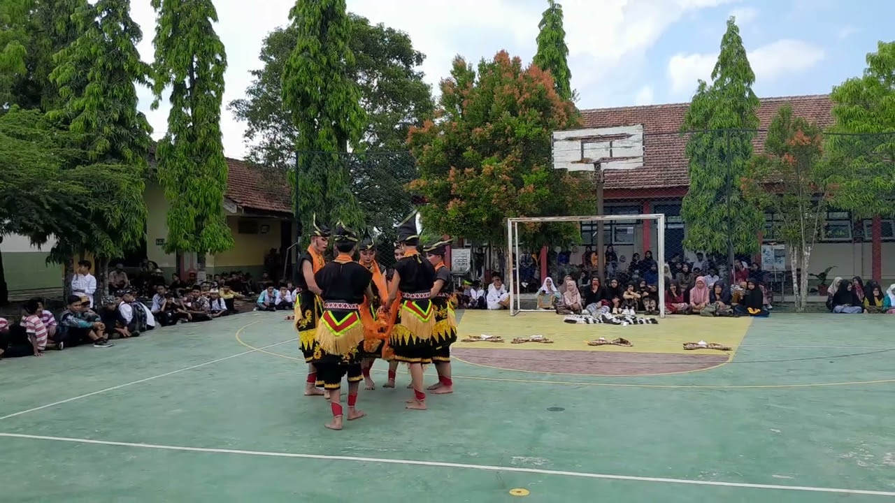 Tari Lundoyo kreasi siswa-siswi #smpn1bangsalsari  dalam peeingatan #sumpahpemuda