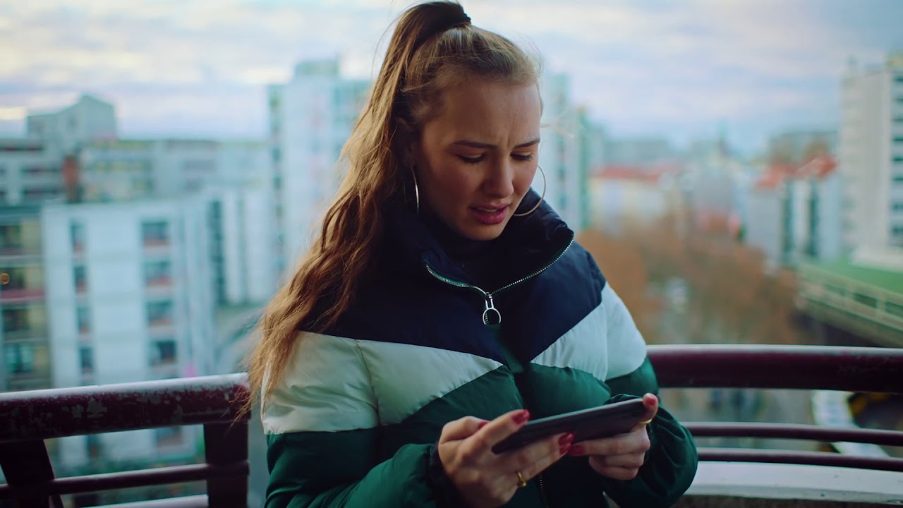Irgendjemand schickt ihr ein ekliges Video – sie leitet es ohne nachzudenken ihrer Freundin weiter