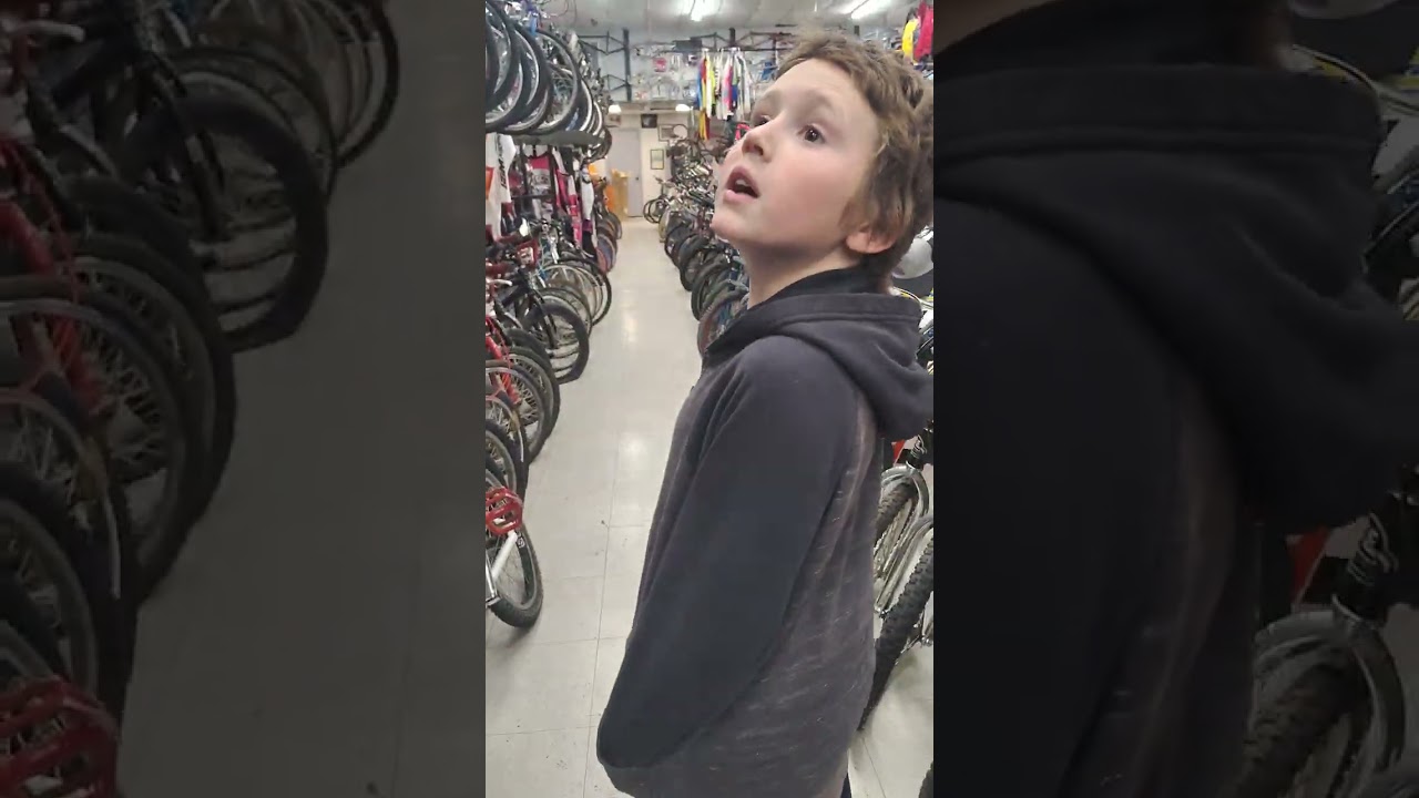 Big Ben's first visit to Powers BMX museum #powersbikeshop #bmx #bmxmamabear #bmxracing 