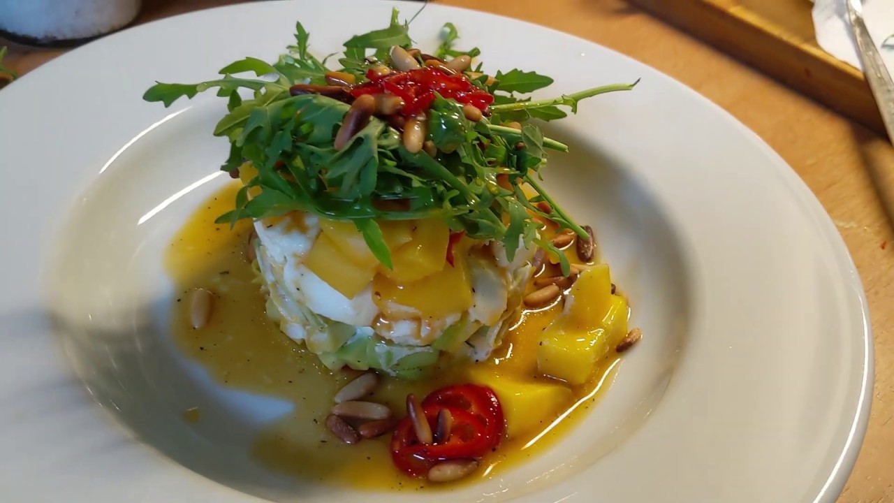 Vorspeise mit Avocado Mozzarella und Mango