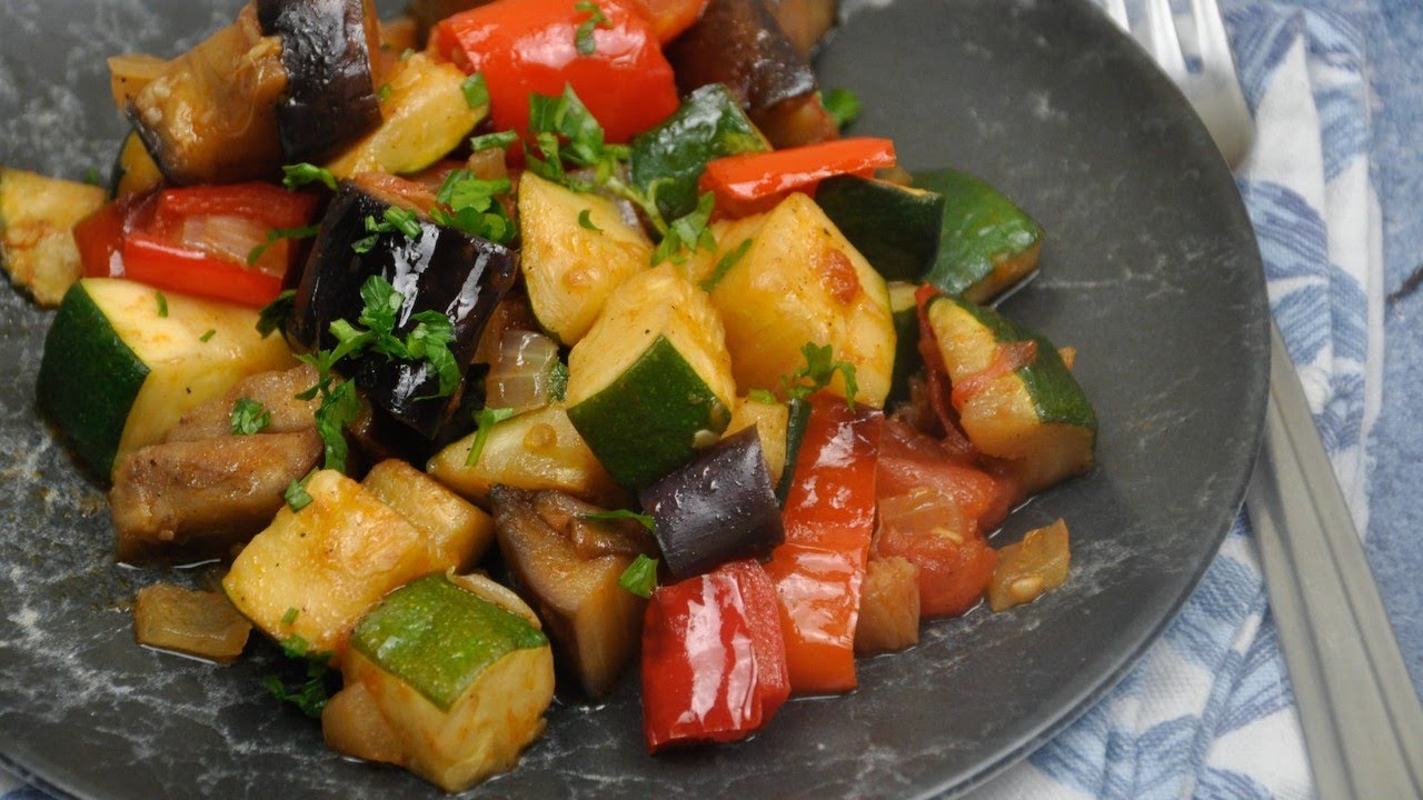 Legume la tigaie cu usturoi , savuroasa, spornica, de sezon 🤗🥗🥗