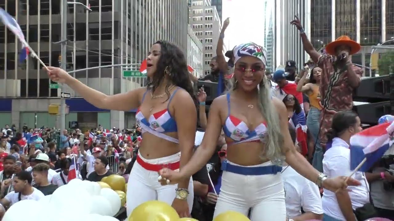 BEAUTIFUL DOMINICAN REPUBLIC GIRLS DANCE AT DOMINICAN REPUBLIC DAY PARADE 2022 NEW YORK CITY NYC