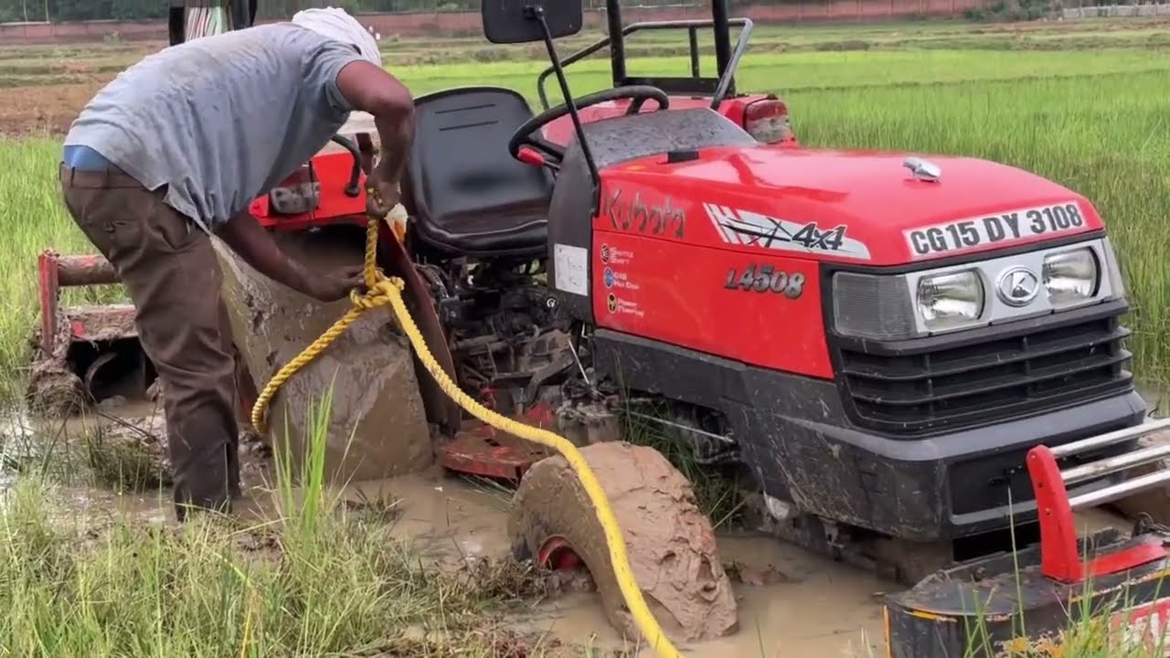 Kubota 4x4 tractor DaL DaL khet me fash gya to dekhiae kaise nikala jata hai || bs 5 minutes me  💯🚜