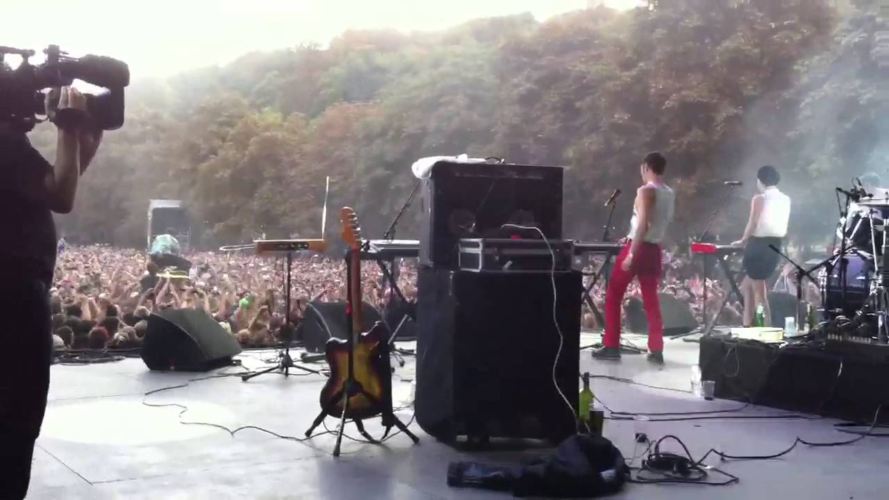 La Femme - sur la planche (vue sur scène - rock en Seine 2013)