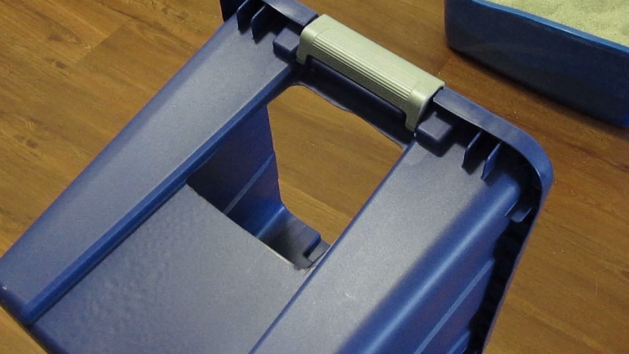Upgrading your cat's litter box to prevent litter mess from cats kicking litter