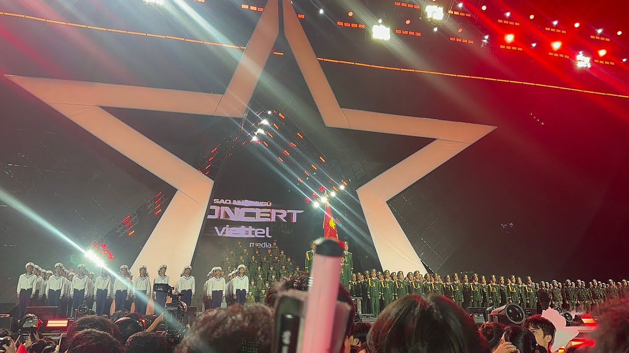 CÔ GÁI MỞ ĐƯỜNG TẠI CONCERT SAO NHẬP NGŨ 2025 CHIPU, HƯƠNG GIANG, PHÁO, TRANG PHÁP